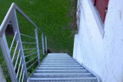 Gitterrosttreppe mit Geländer und Inox Handlauf